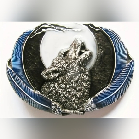 Beautiful Wolf howling at the moon Feathers Belt buckle - Picture 1 of 4